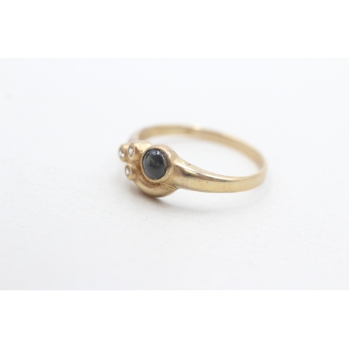 27 - 9ct gold sapphire cabochon and white gemstone dress ring (1.8g) Size O 1/2