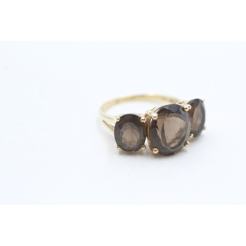 44 - 9ct gold smokey quartz set trilogy cocktail ring (4.1g) Size R