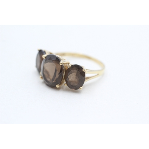 44 - 9ct gold smokey quartz set trilogy cocktail ring (4.1g) Size R