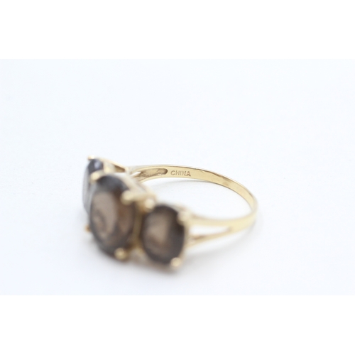 44 - 9ct gold smokey quartz set trilogy cocktail ring (4.1g) Size R