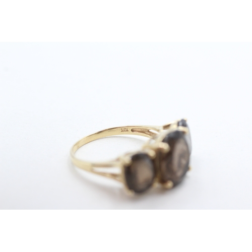 44 - 9ct gold smokey quartz set trilogy cocktail ring (4.1g) Size R