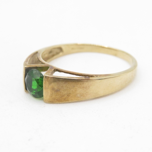 11 - 9ct gold and chrome diopside ring (2.3g) Size Q 1/2