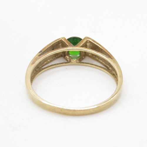 11 - 9ct gold and chrome diopside ring (2.3g) Size Q 1/2