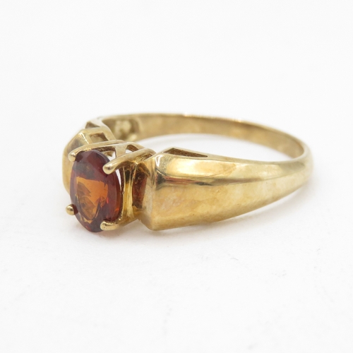 14 - 9ct gold and garnet ring (2.8g) Size Q