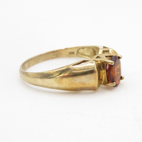 14 - 9ct gold and garnet ring (2.8g) Size Q