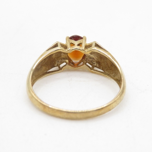 14 - 9ct gold and garnet ring (2.8g) Size Q