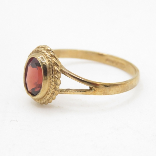 17 - 9ct gold and garnet ring (1.6g) Size N