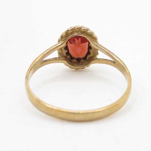 17 - 9ct gold and garnet ring (1.6g) Size N