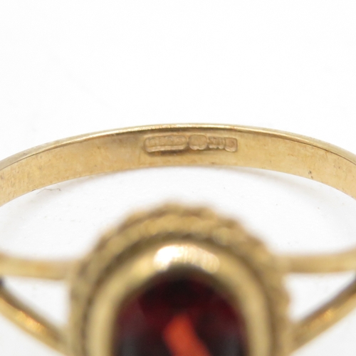 17 - 9ct gold and garnet ring (1.6g) Size N