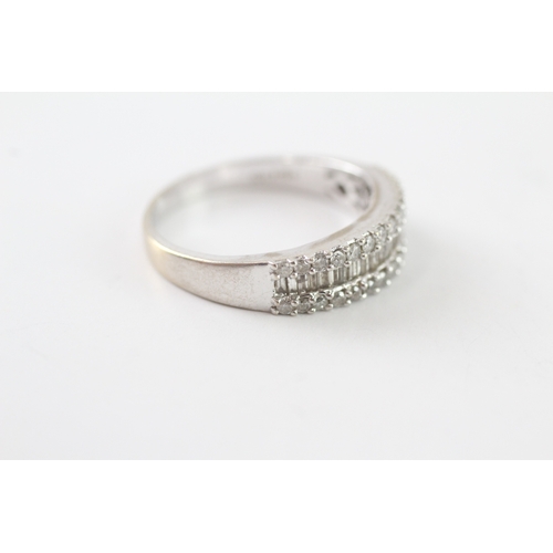 28 - 9ct white gold baguette and round cut diamond ring (4g) Size R 1/2