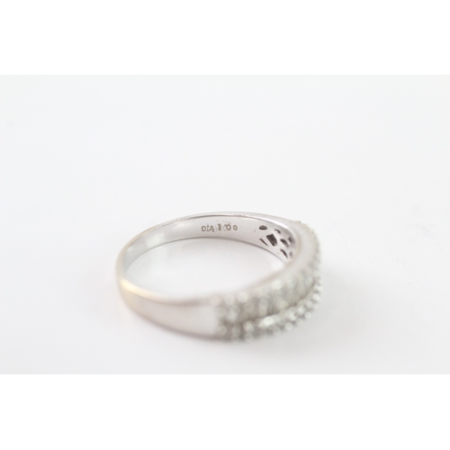 28 - 9ct white gold baguette and round cut diamond ring (4g) Size R 1/2