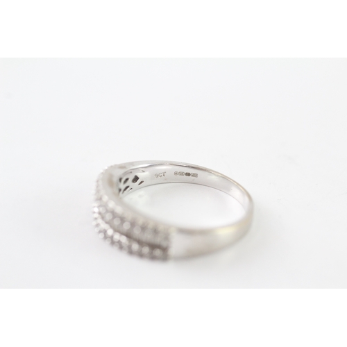 28 - 9ct white gold baguette and round cut diamond ring (4g) Size R 1/2