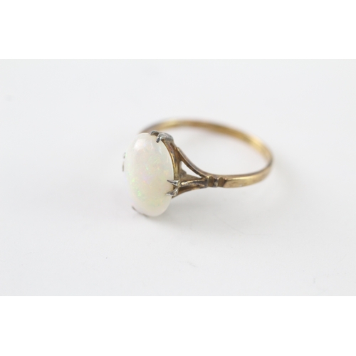 35 - 18ct gold cabochon opal solitaire ring (2.4g) Size M