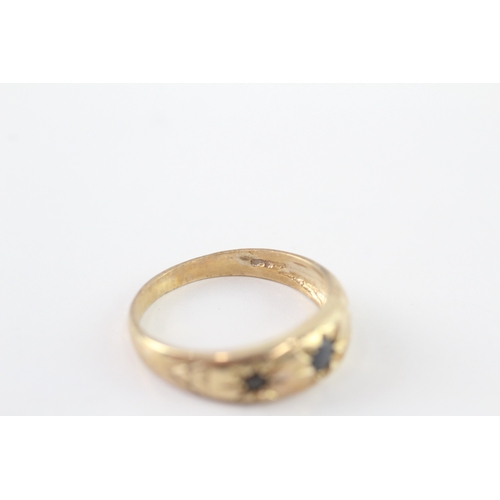 43 - 9ct gold sapphire three stone ring (2.8g) Size P