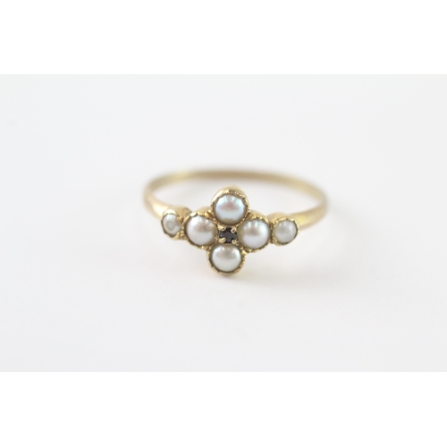 44 - 9ct gold ring with cultured pearls and central sapphire (1.7g) Size R