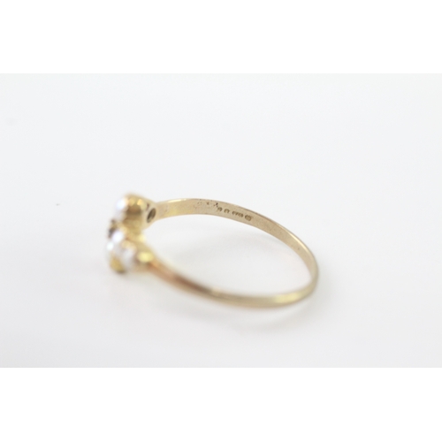 44 - 9ct gold ring with cultured pearls and central sapphire (1.7g) Size R