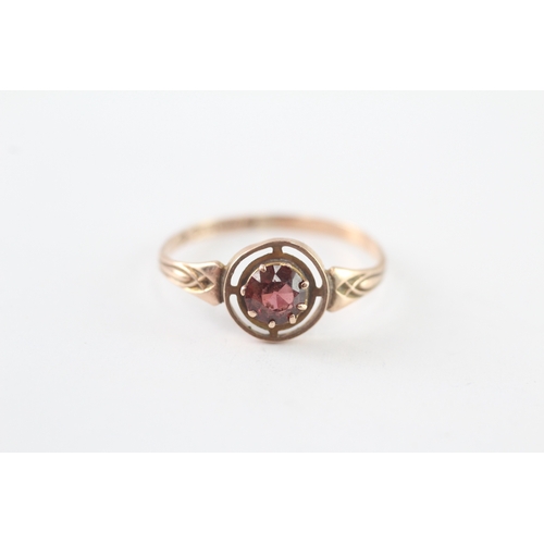 45 - 9ct gold garnet single stone ring (1.1g) Size P