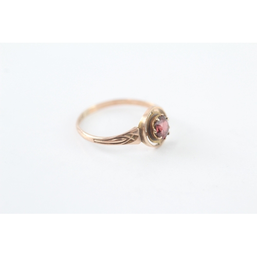 45 - 9ct gold garnet single stone ring (1.1g) Size P