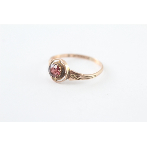 45 - 9ct gold garnet single stone ring (1.1g) Size P