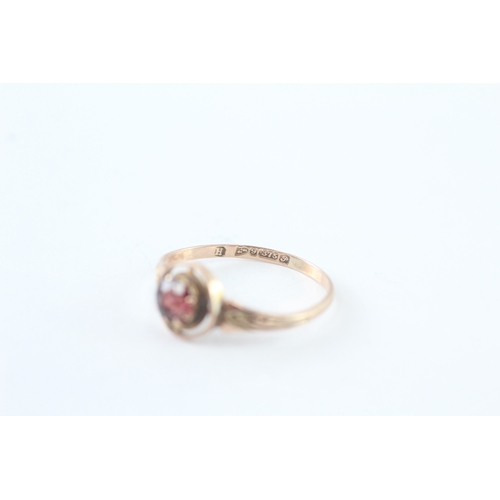 45 - 9ct gold garnet single stone ring (1.1g) Size P