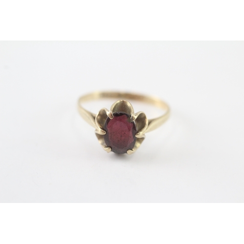 46 - 9ct gold garnet single stone ring (1.9g) Size O 1/2