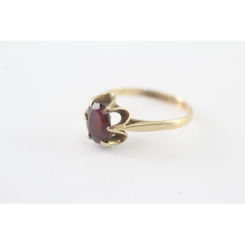 46 - 9ct gold garnet single stone ring (1.9g) Size O 1/2
