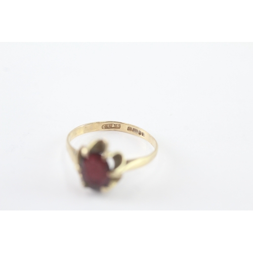 46 - 9ct gold garnet single stone ring (1.9g) Size O 1/2