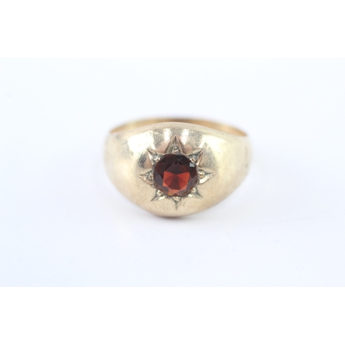 57 - 9ct gold garnet star setting single stone ring (4.4g) Size S