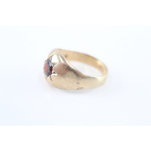 57 - 9ct gold garnet star setting single stone ring (4.4g) Size S