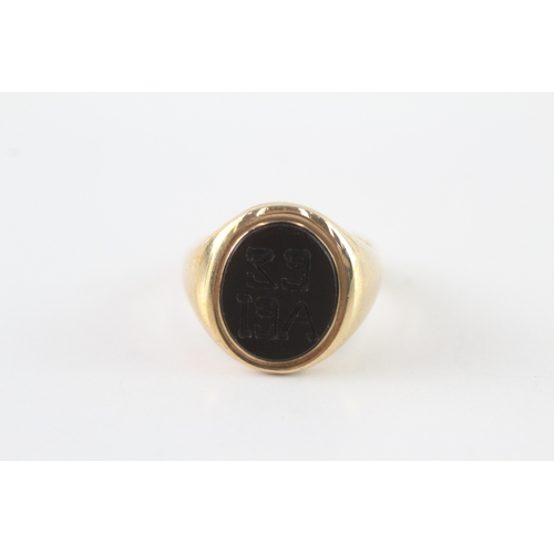 9 - 9ct gold black onyx intaglio signet ring (4.8g) Size I