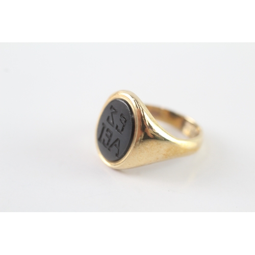 9 - 9ct gold black onyx intaglio signet ring (4.8g) Size I