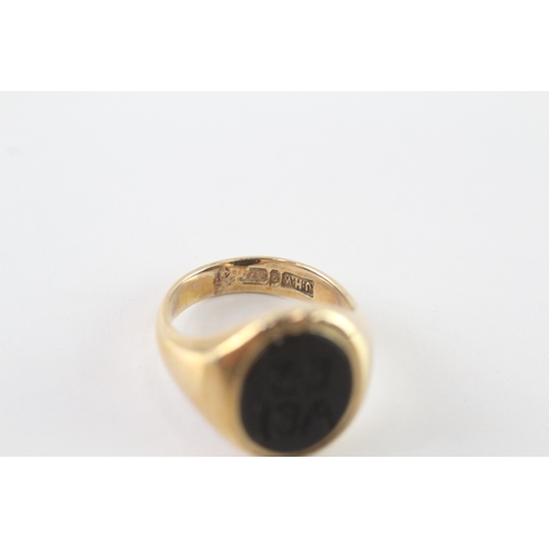 9 - 9ct gold black onyx intaglio signet ring (4.8g) Size I