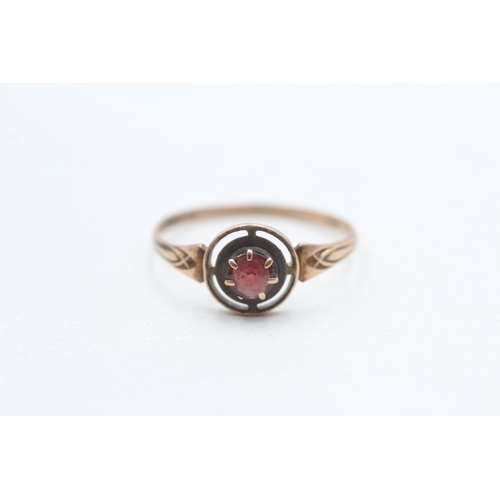 34 - 9ct gold garnet single stone dress ring (1.1g) Size R
