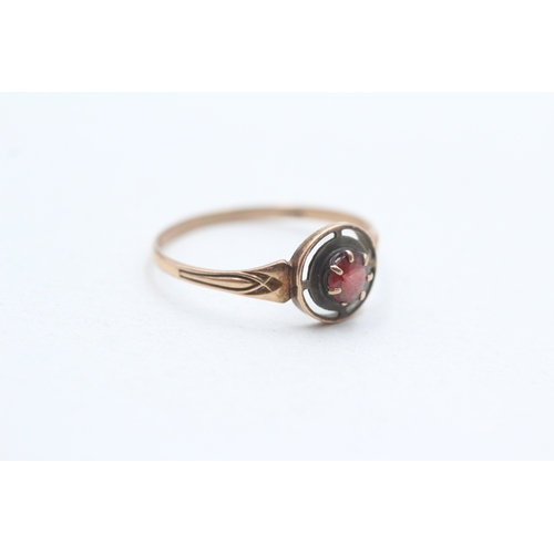 34 - 9ct gold garnet single stone dress ring (1.1g) Size R