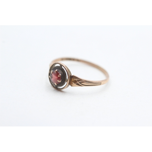 34 - 9ct gold garnet single stone dress ring (1.1g) Size R