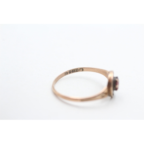 34 - 9ct gold garnet single stone dress ring (1.1g) Size R