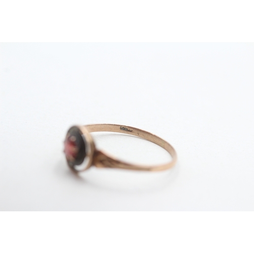 34 - 9ct gold garnet single stone dress ring (1.1g) Size R