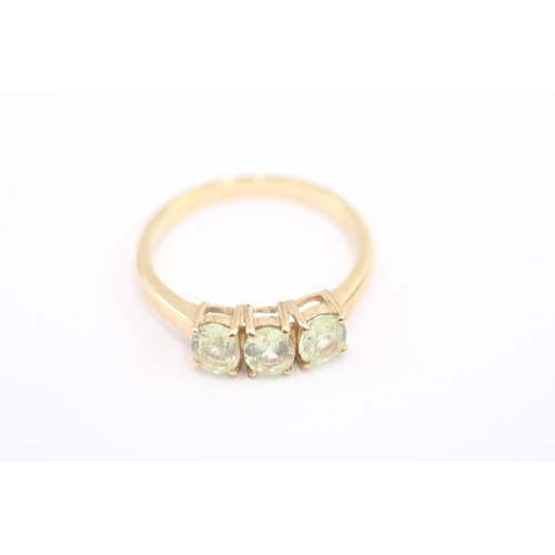 54 - 9ct gold peridot trilogy ring (2g) Size N