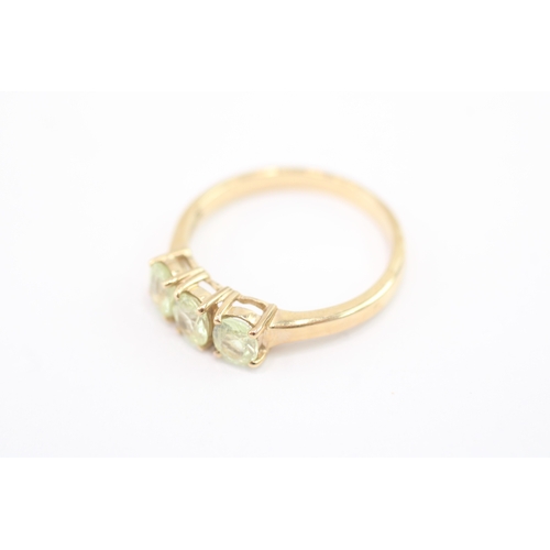 54 - 9ct gold peridot trilogy ring (2g) Size N