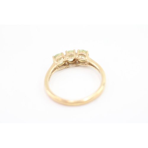 54 - 9ct gold peridot trilogy ring (2g) Size N