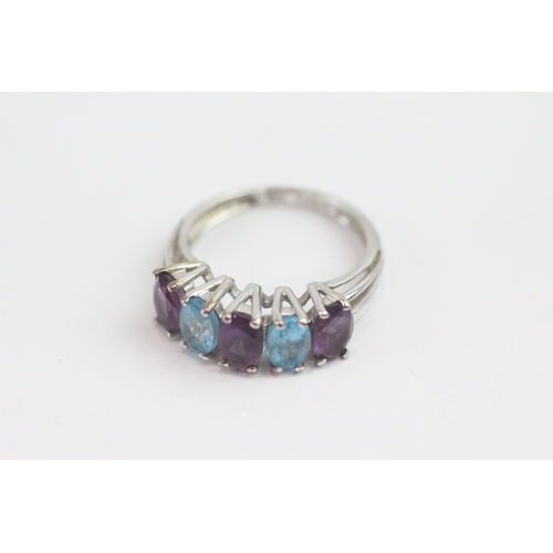 19 - 9ct white gold blue topaz and amethyst ring (3g) Size K 1/2