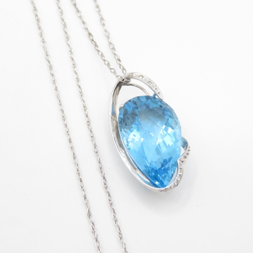 9ct white gold blue topaz and diamond pendant necklace (4.7g)