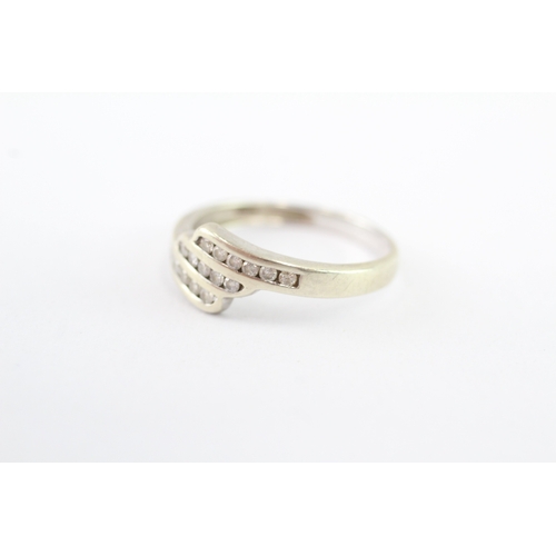 15 - 9ct gold diamond cross-over ring (2.2g) Size O 1/2