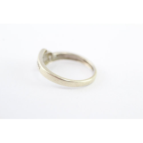 15 - 9ct gold diamond cross-over ring (2.2g) Size O 1/2