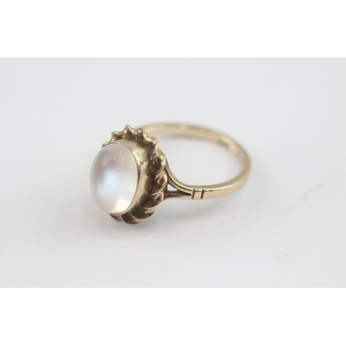 19 - 9ct gold cabochon moonstone ring (2.8g) Size M