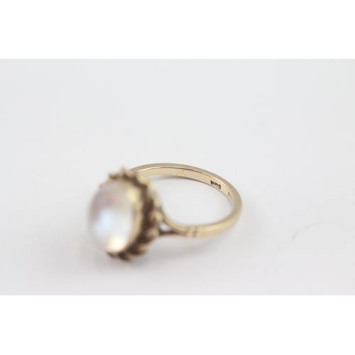 19 - 9ct gold cabochon moonstone ring (2.8g) Size M