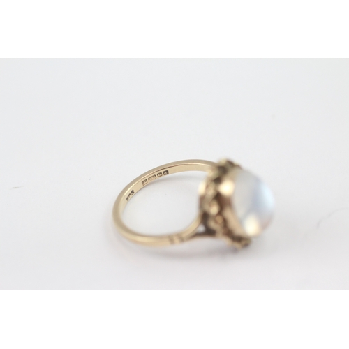 19 - 9ct gold cabochon moonstone ring (2.8g) Size M