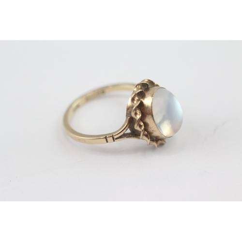 19 - 9ct gold cabochon moonstone ring (2.8g) Size M