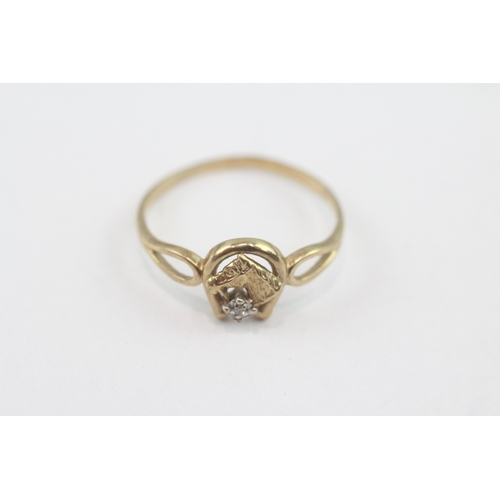 29 - 9ct gold diamond horseshoe ring (1.5g) Size R