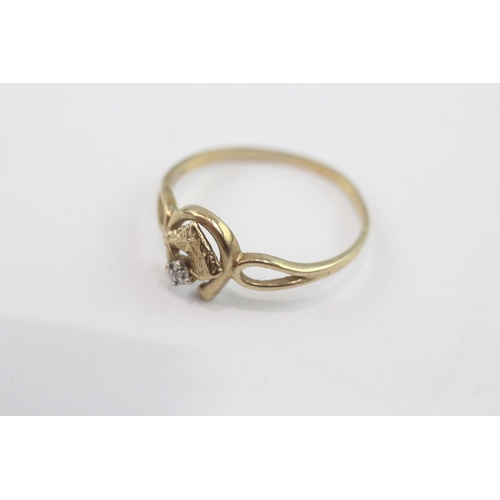 29 - 9ct gold diamond horseshoe ring (1.5g) Size R